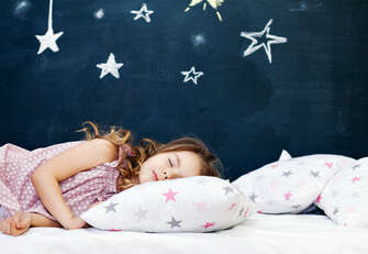 Dlaczego warto zaciemniać pokój dziecka do snu? 